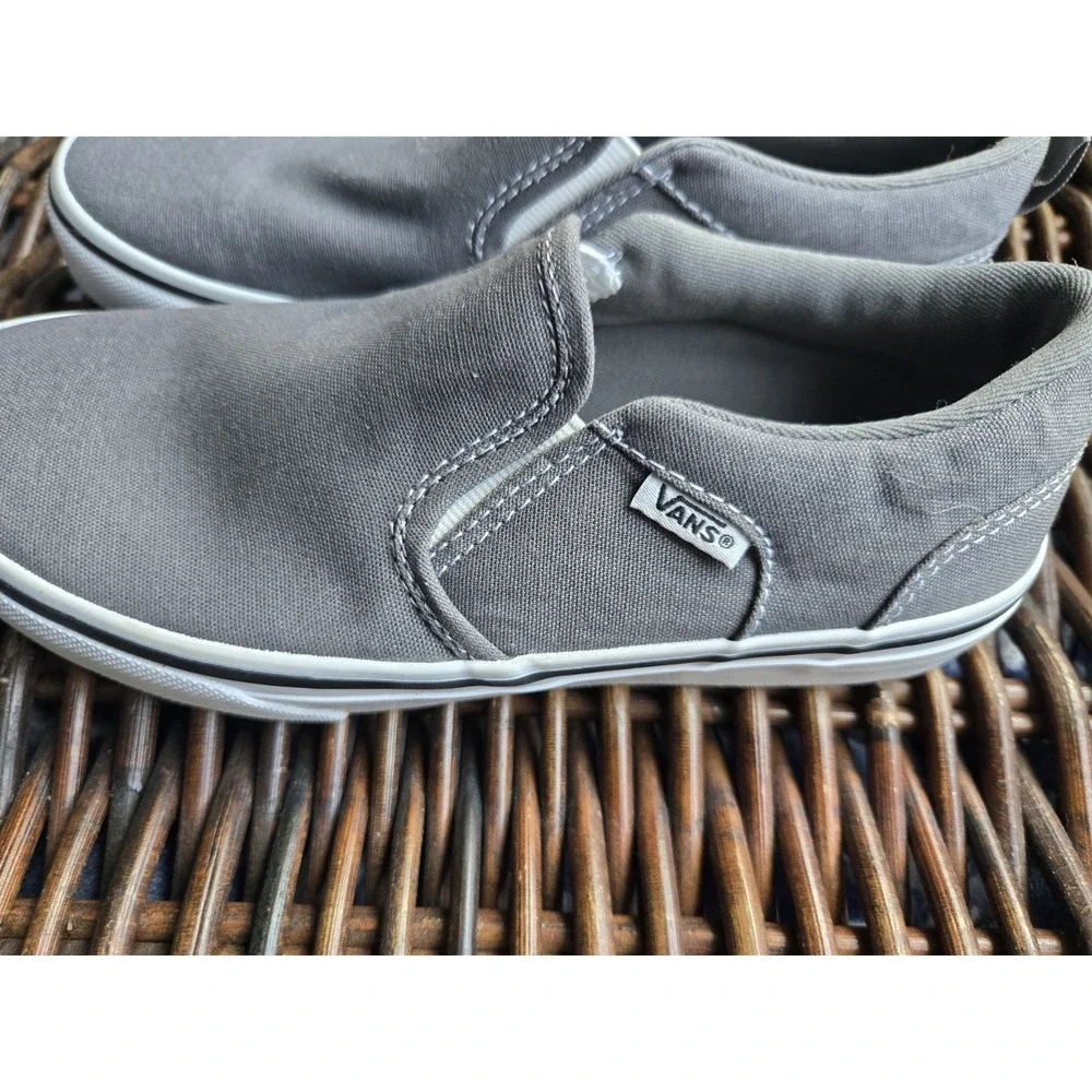 NEW  VANS Youth SHOES Size 4.  MCT0122